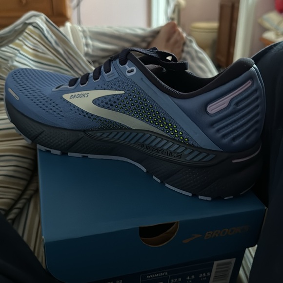 Brand new Adrenaline 22 GTS. I bought them, but my shoe size changed. - Picture 2 of 3